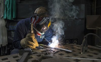 hombre trabajando en soldadura