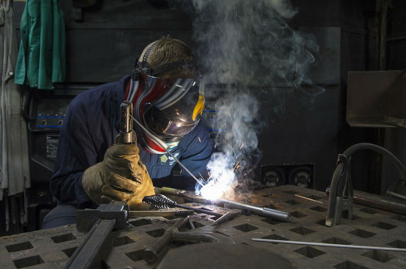 hombre trabajando en soldadura