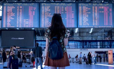 mujer turista en aeropuerto