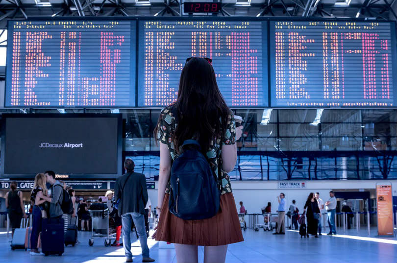 mujer turista en aeropuerto