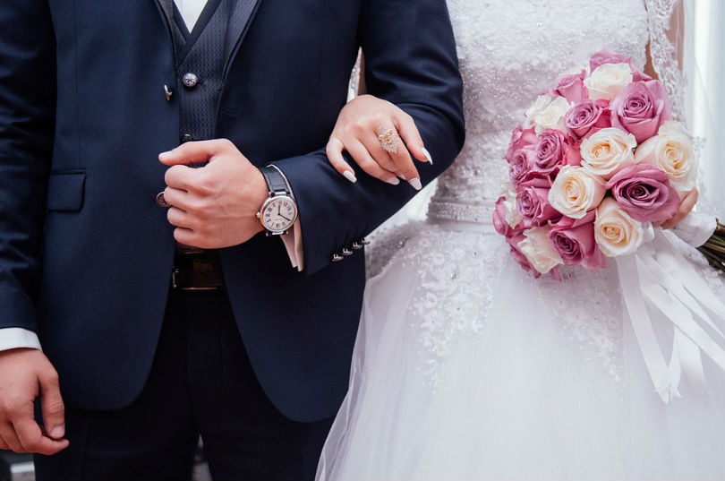 pareja vestidos para una boda