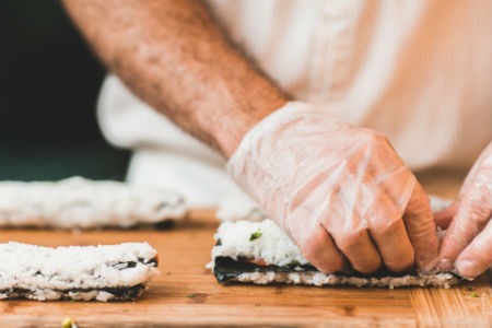 Profesionales que trabajan en la cocina