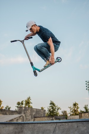 Deporte al aire libre con un patinete