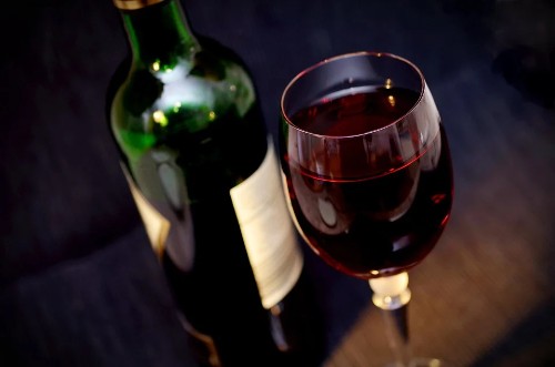 beneficios del consumo moderado de vino tinto