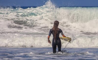 Surfear en aguas frías