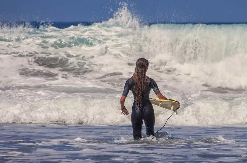 Surfear en aguas frías