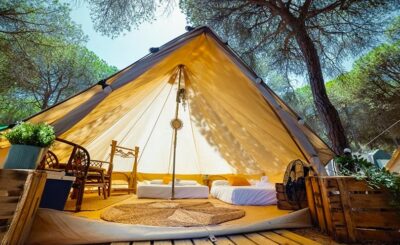 Camping con tiendas montadas