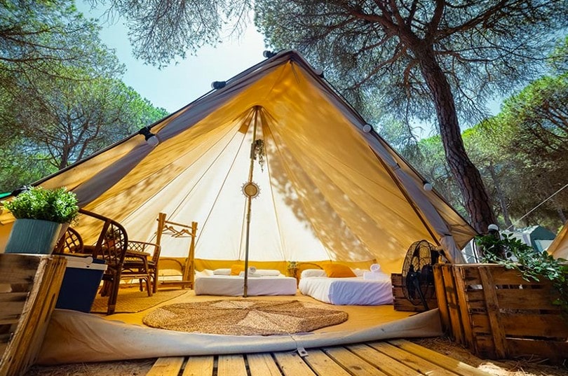 Camping con tiendas montadas