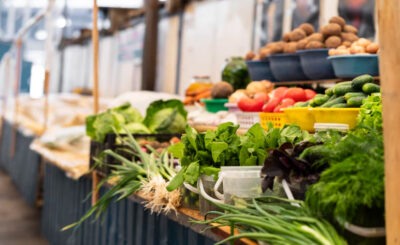 Hasta qué hora está abierta la tienda de alimentos más cercana