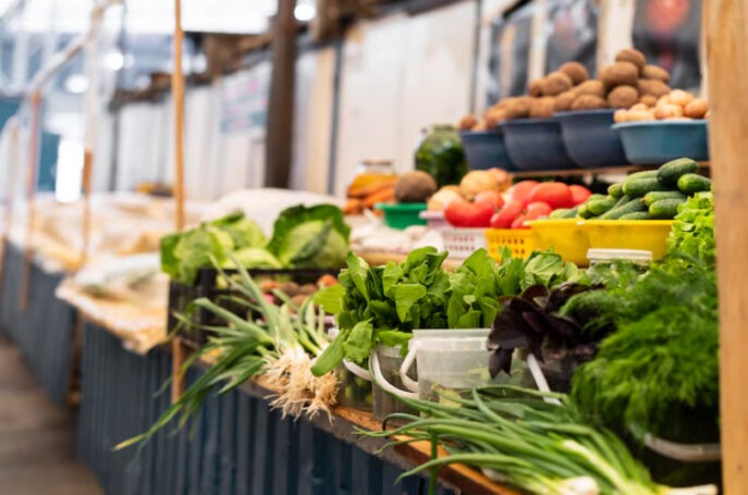 Hasta qué hora está abierta la tienda de alimentos más cercana