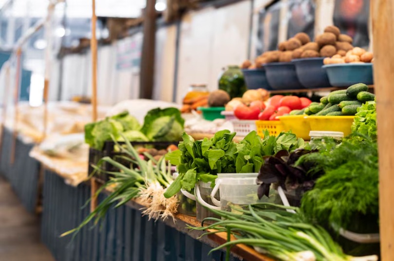 Hasta qué hora está abierta la tienda de alimentos más cercana